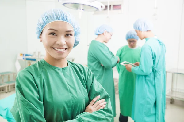 외과 의사는 수술 실에서 동료 앞에 서 있는 — 스톡 사진