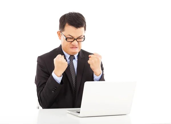 Бізнесмен відчуває сердитий і робить кулак з ноутбуком — стокове фото