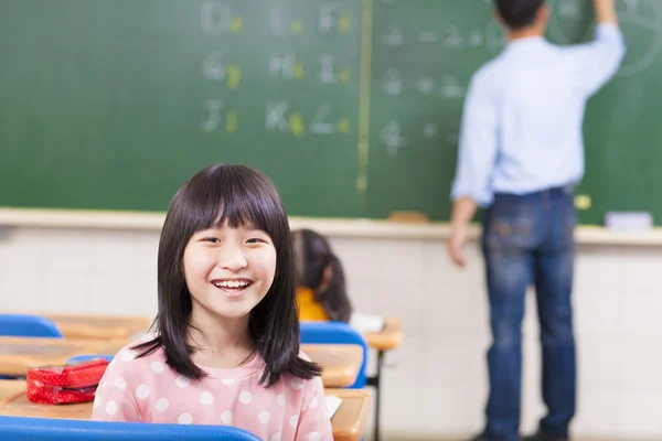 Glada skolbarn tittar på kameran — Stockfoto