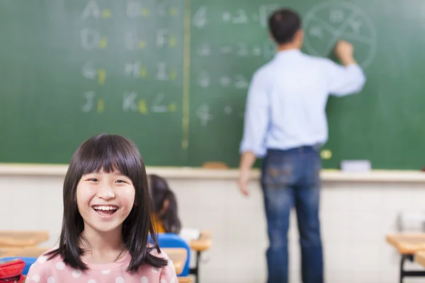 Heureux étudiant en classe avec professeur — Photo