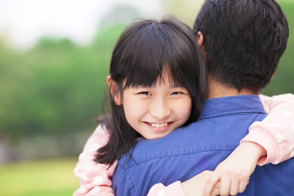 Piękne dziewczynki, przytulanie, obejmując jej ojciec — Zdjęcie stockowe