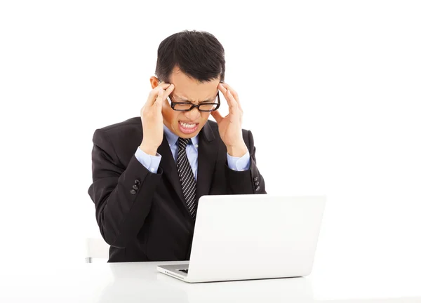 Uomo d'affari che soffre di stress e mal di testa — Foto Stock