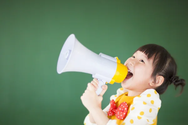 Niño lindo usando un megáfono en un aula — Foto de Stock