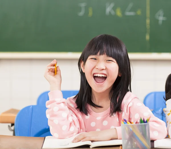 Niña dibujando en su libro y divertirse —  Fotos de Stock