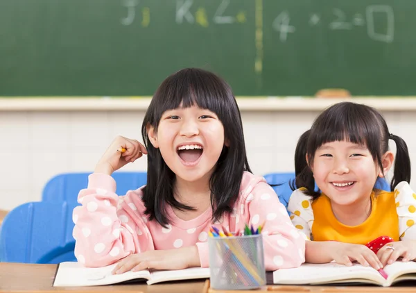 Söta leende barn i klassrummet — Stockfoto