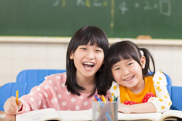 Gelukkig weinig meisjes in de klas — Stockfoto