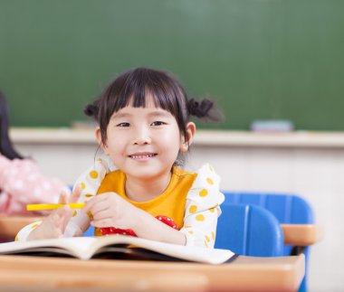 sınıfta okuyan tatlı çocuk