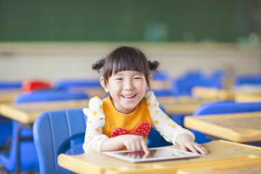 gülen çocuk tablet veya ipad kullanma