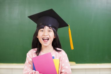 mutlu kız blackboard ile mezuniyet şapka giymek