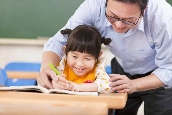 Leraar leert een student aan het gebruik van een potlood — Stockfoto