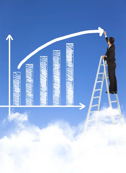 Człowiek biznesu pisze wzrostu wykres słupkowy z na tle nieba — Zdjęcie stockowe