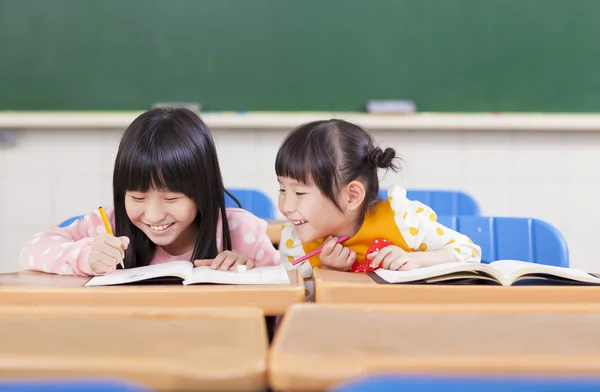 Mignon petit étudiant regarder son camarade de classe devoirs — Photo