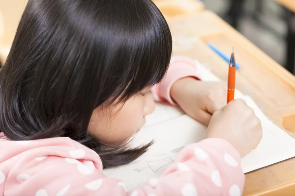 Student is focus op tekenen van zijn boek — Stockfoto