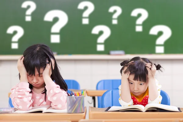 Two kids is full of questions in class — Stock Photo, Image