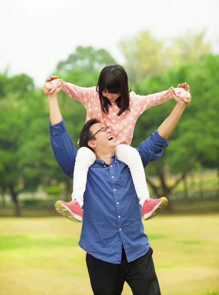 Feliz hija sentado hombro de padre —  Fotos de Stock