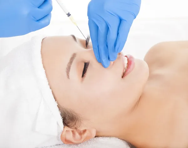 Vrouw doet cosmetische chirurgie injecties — Stockfoto