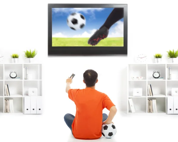 Jeune fan regarder match de football à la maison — Photo