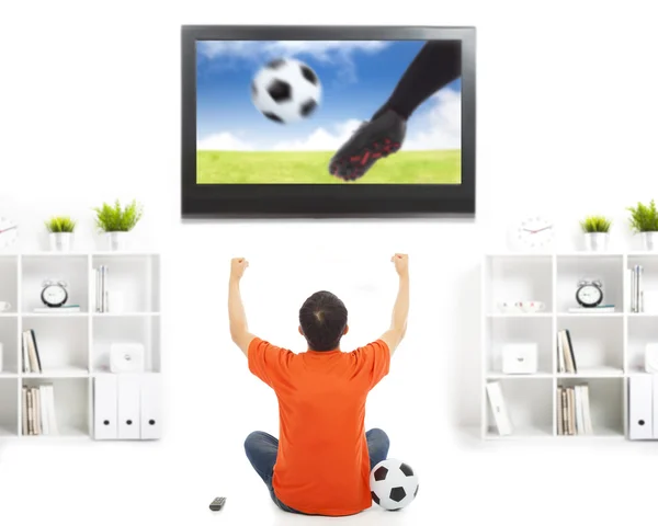 Szczęśliwy wentylator oglądanie piłka nożna gry i podniósł ręce — Zdjęcie stockowe