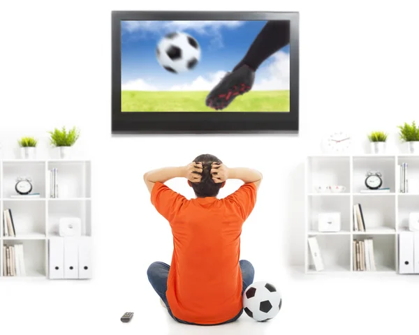 Ventilador viendo partido de fútbol y sintiéndose nervioso — Foto de Stock