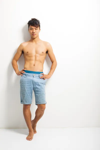 Sexig porträtt av en muskulös bar överkropp manlig modell — Stockfoto