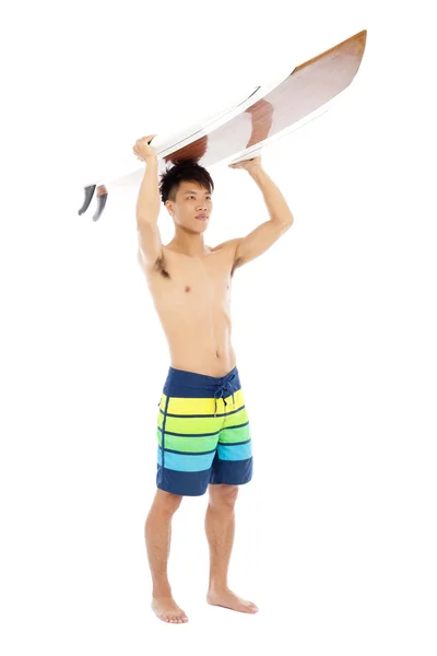 Joven surfista poner tabla de surf en la cabeza y mirar hacia adelante —  Fotos de Stock