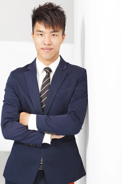 Confident businessman cross arms with wall — Stock Photo, Image