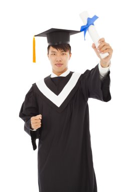 mutlu mezun olan öğrenci diploma holding