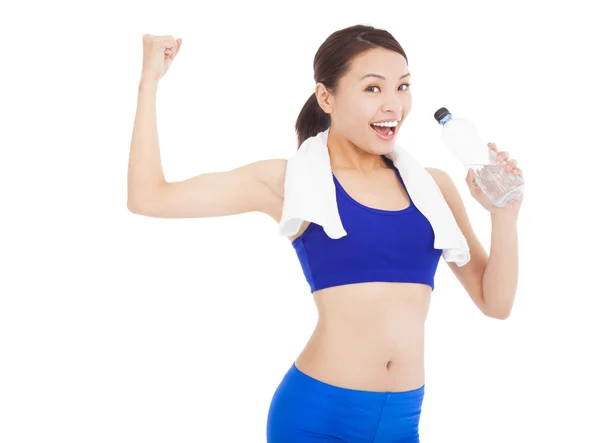 亚洲女人饮用水和肌肉的姿势 — 图库照片