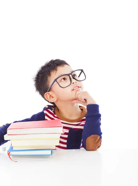 Asiático niño pensando durante la preparación de la tarea —  Fotos de Stock