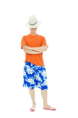 güneşli adam ayakta ve elleri arasında