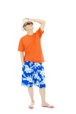 ayakta ve ararken güneşli bir adam