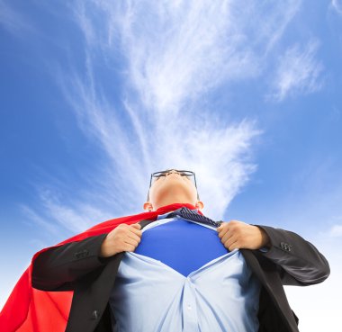 işadamı onun t-shirt çekerek açın