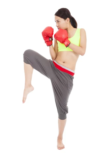 Vacker kvinna med de röda boxningshandskar och utgör — Stockfoto