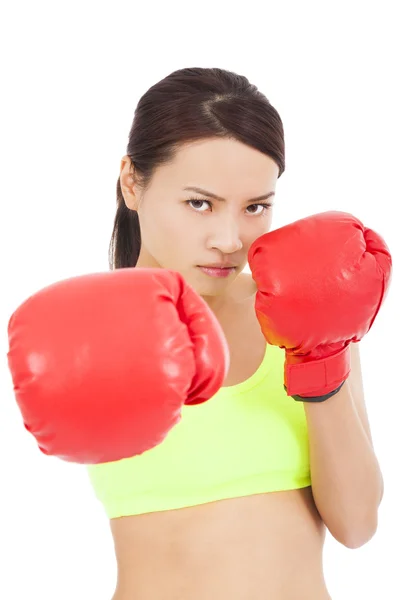 Bonita mujer boxeador listo una lucha pose — Foto de Stock