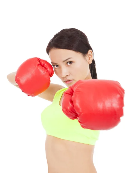 Ganska kvinnliga boxare klar en kämpande pose — Stockfoto