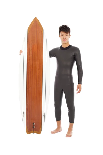 Surfer man permanent en houden van een surfplank — Stockfoto