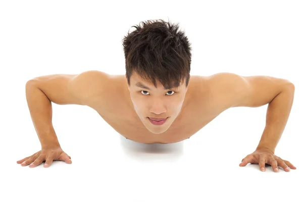 Souriant jeune homme faire push-ups et fitness — Photo