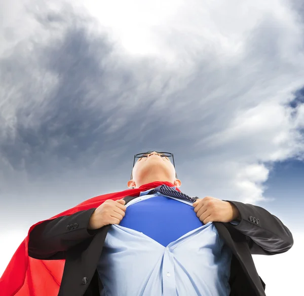 Uomo d'affari imitare Superman per tirare la sua t-shirt aperta — Foto Stock