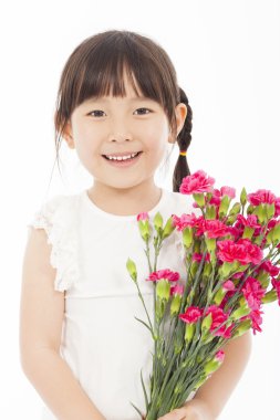 Kızın elinde bir demet karanfil yakın çekim