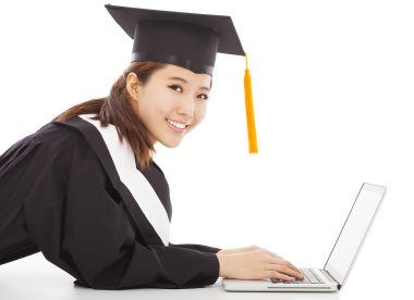 gülümseyen kadın mezuniyet laptop ile yerde yatarken