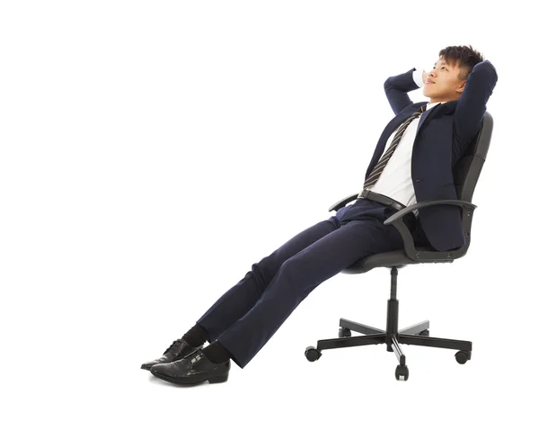 Podnikatel sedí na židli a drží hlavu — Stock fotografie