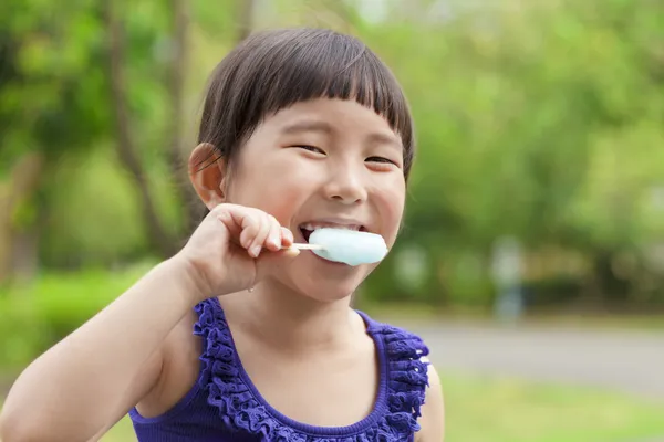 Glückliches kleines Mädchen isst Eis am Stiel zur Sommerzeit — Stockfoto