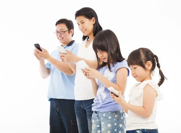 De slimme telefoon aan te raken en gelukkige familie — Stockfoto