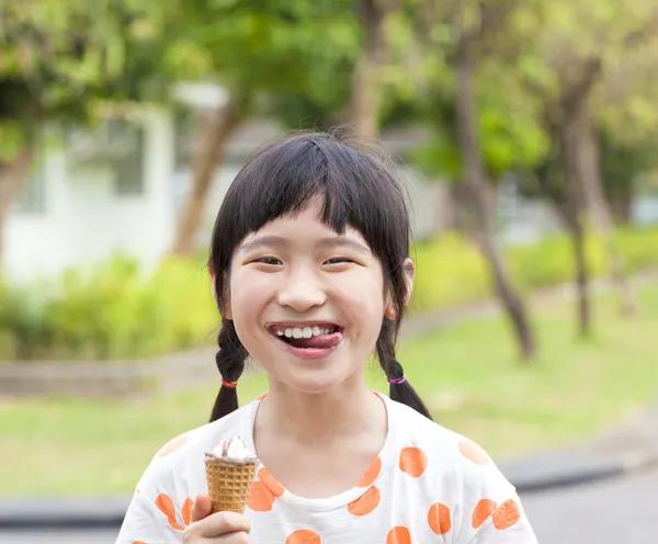 Mignonne petite fille manger de la crème glacée — Photo