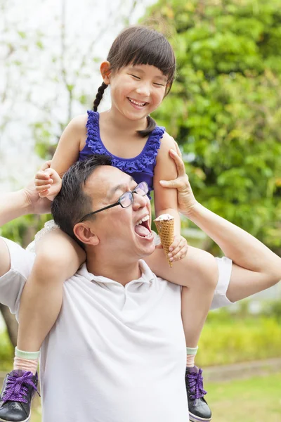 Menina feliz comer sorvete com o pai — Fotografia de Stock