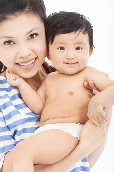 Feliz mãe segurando adorável criança bebê menino — Fotografia de Stock