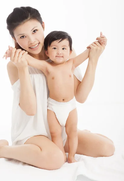 Feliz madre sosteniendo niño sano bebé niño — Foto de Stock