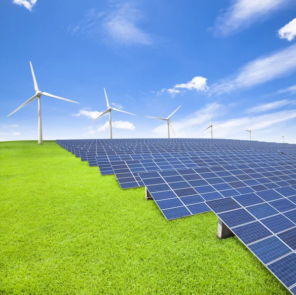 Paneles de energía solar y turbina eólica —  Fotos de Stock