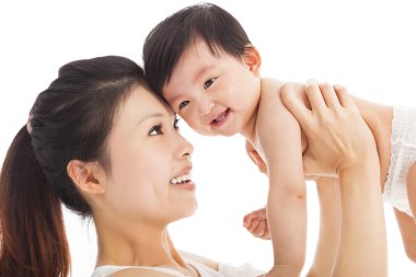 mutlu anne holding sevimli çocuk erkek bebek