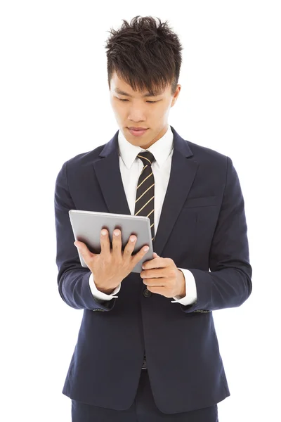 Młody biznesmen, trzymając tabletkę i oglądania ekranu — Zdjęcie stockowe